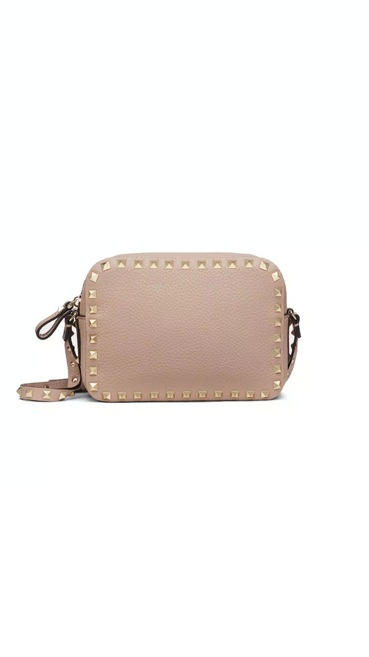 Small Rockstud Crossbody Bag in Grainy Calfskin Leather - Poudre